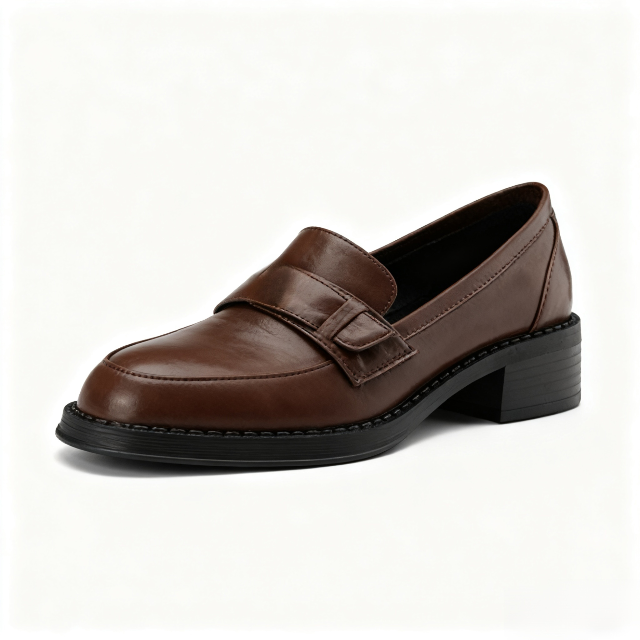 영국 스타일의 두꺼운 굽이 특징인 여성용 미드힐 로퍼