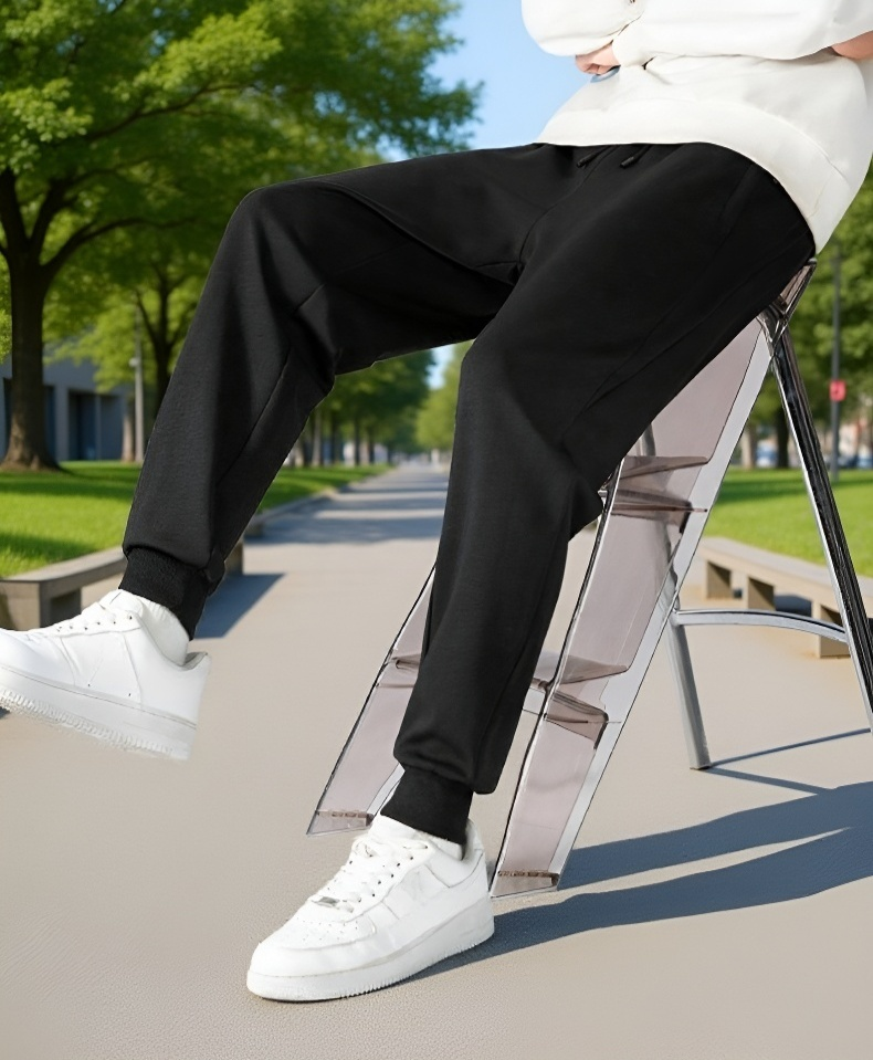 スタイリッシュなスウェットパンツコーデ