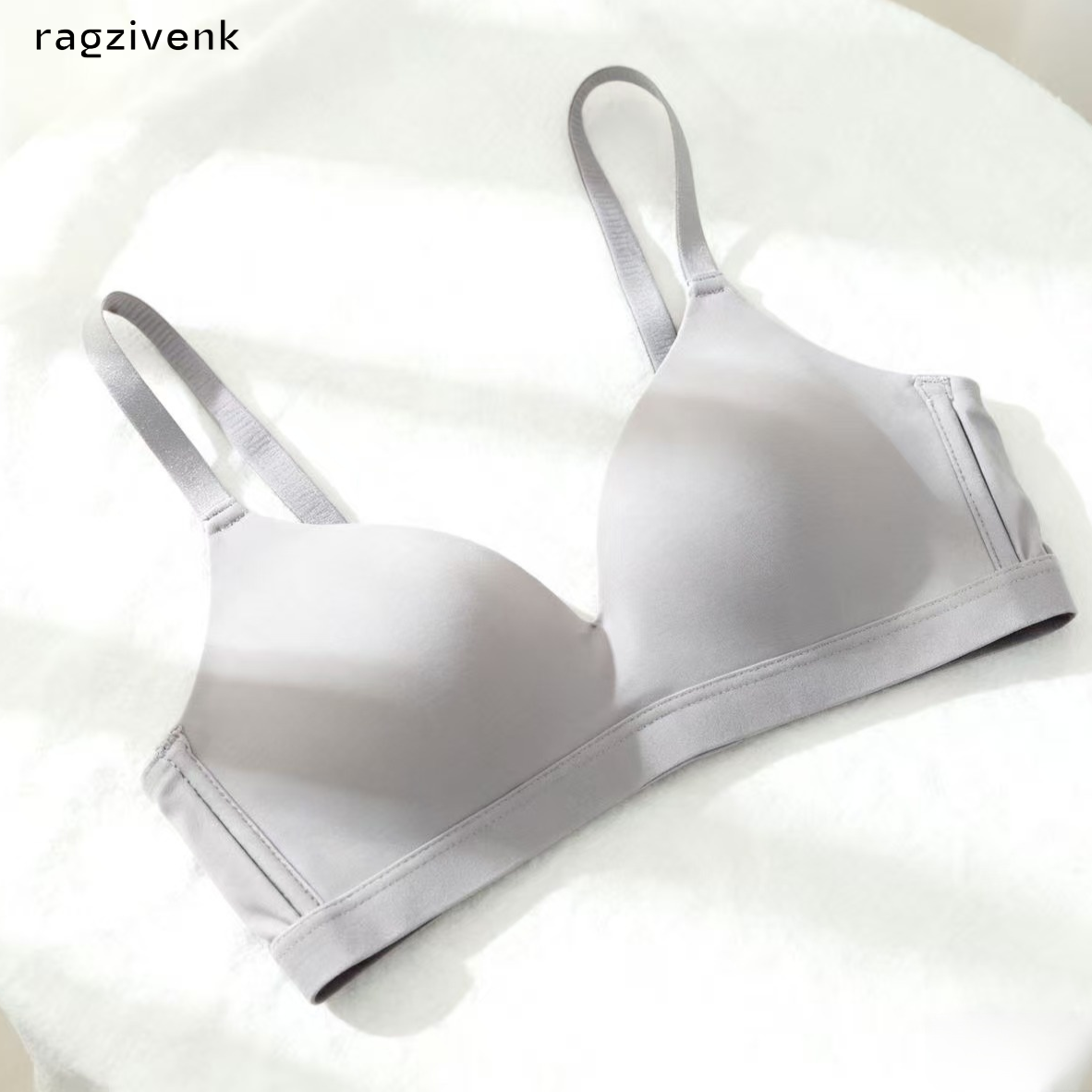 와이어 없는 브라는 작은 가슴을 더 크게 보이게 합니다.