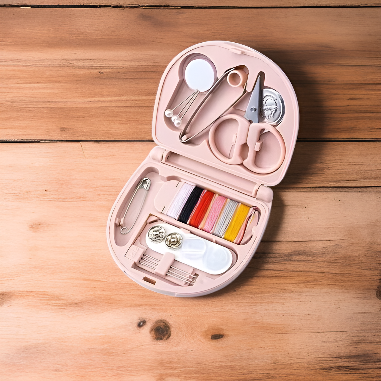 실과 바늘이 정리된 휴대용 바느질 박스