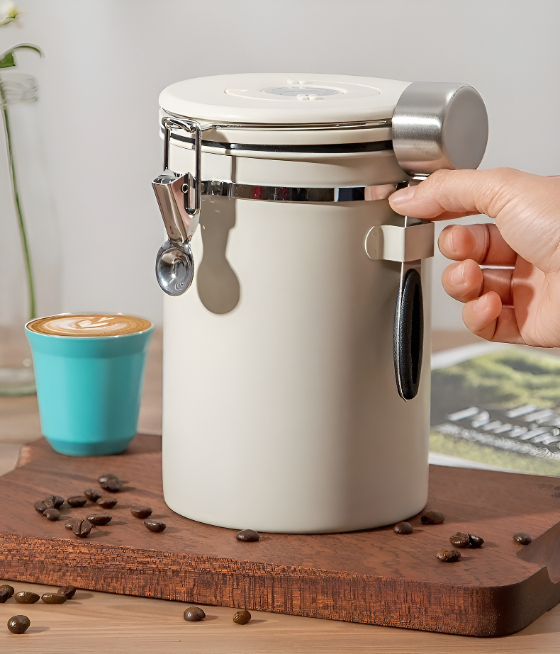 キッチンに置いたコーヒー豆保存容器
