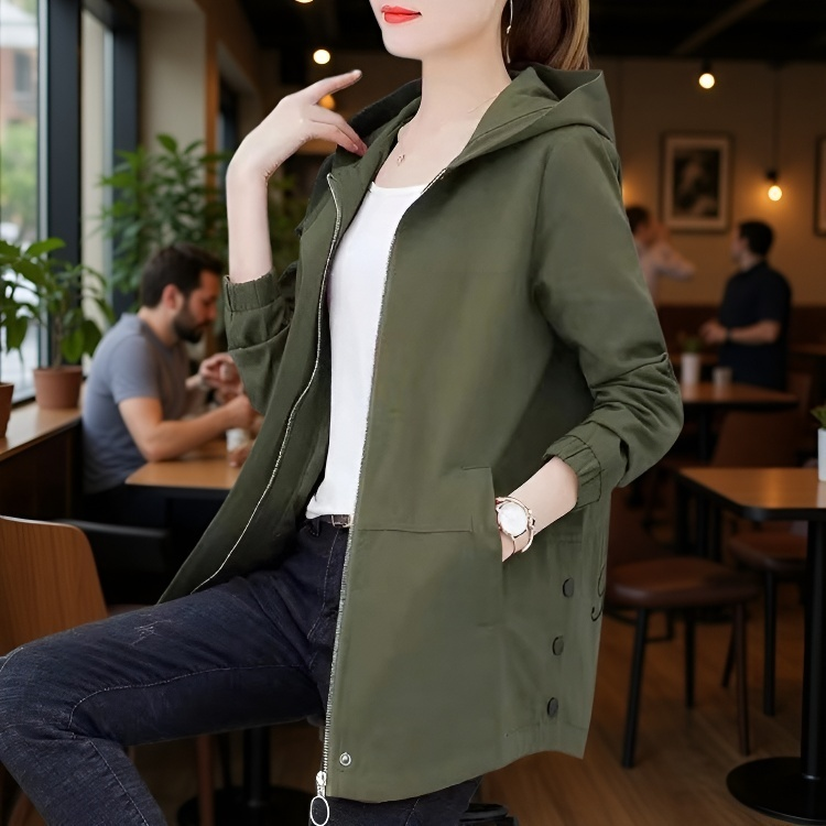 여성 빅사이즈 얇은 트렌치코트 착용 이미지