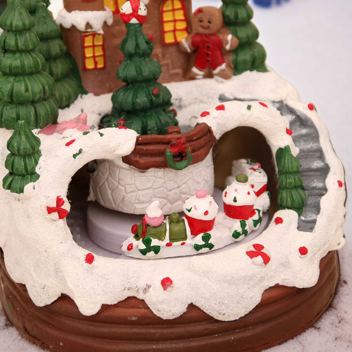 幻想的に光るクリスマスオルゴールの点灯シーン