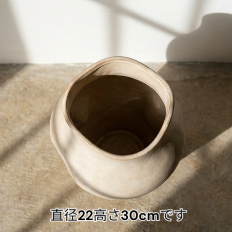 モダンなインテリアに合うアート花瓶