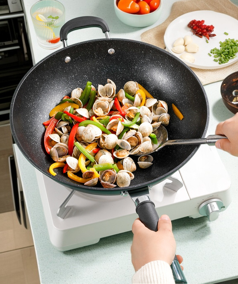 가정용 논스틱 프라이팬 요리 장면