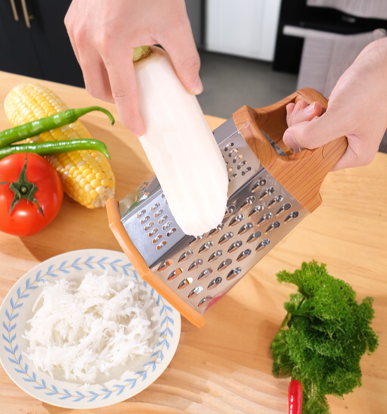 야채 커터로 감자 슬라이스 하는 모습