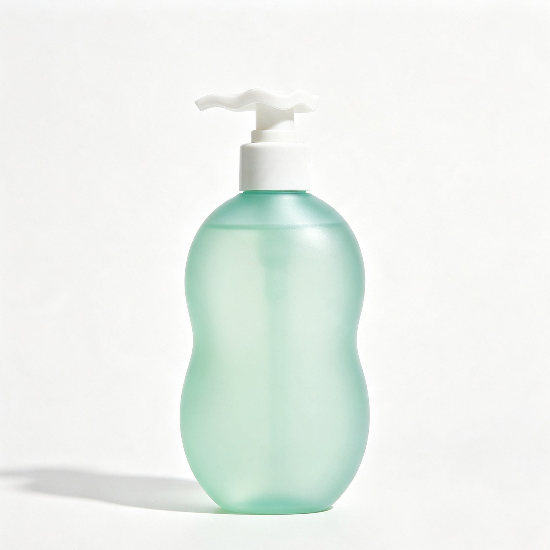 Pouring Amino Acid Oil-Control Shower Gel onto hand