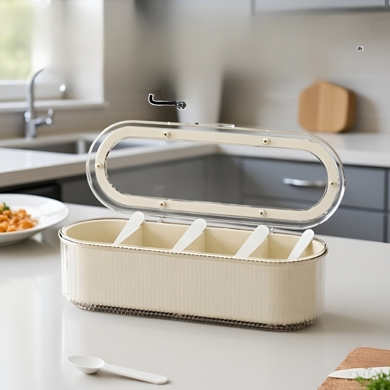 مطبخ مع ملعقة وحاوية توابل