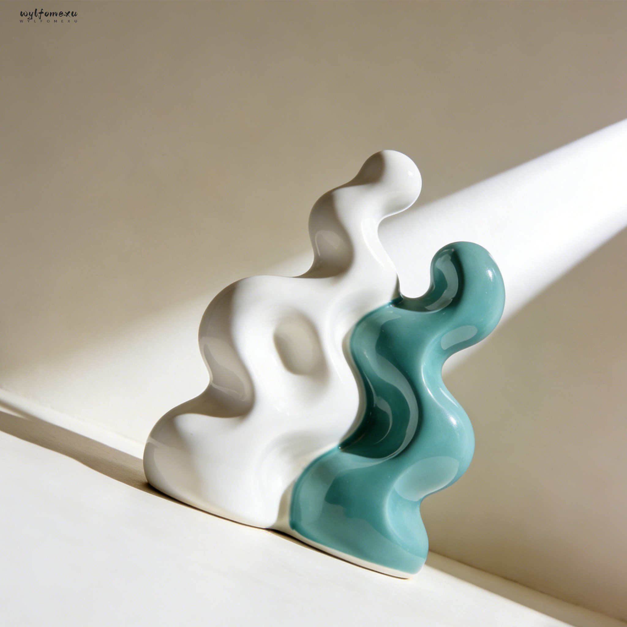 Prosta skandynawska ceramiczna waza na biurko