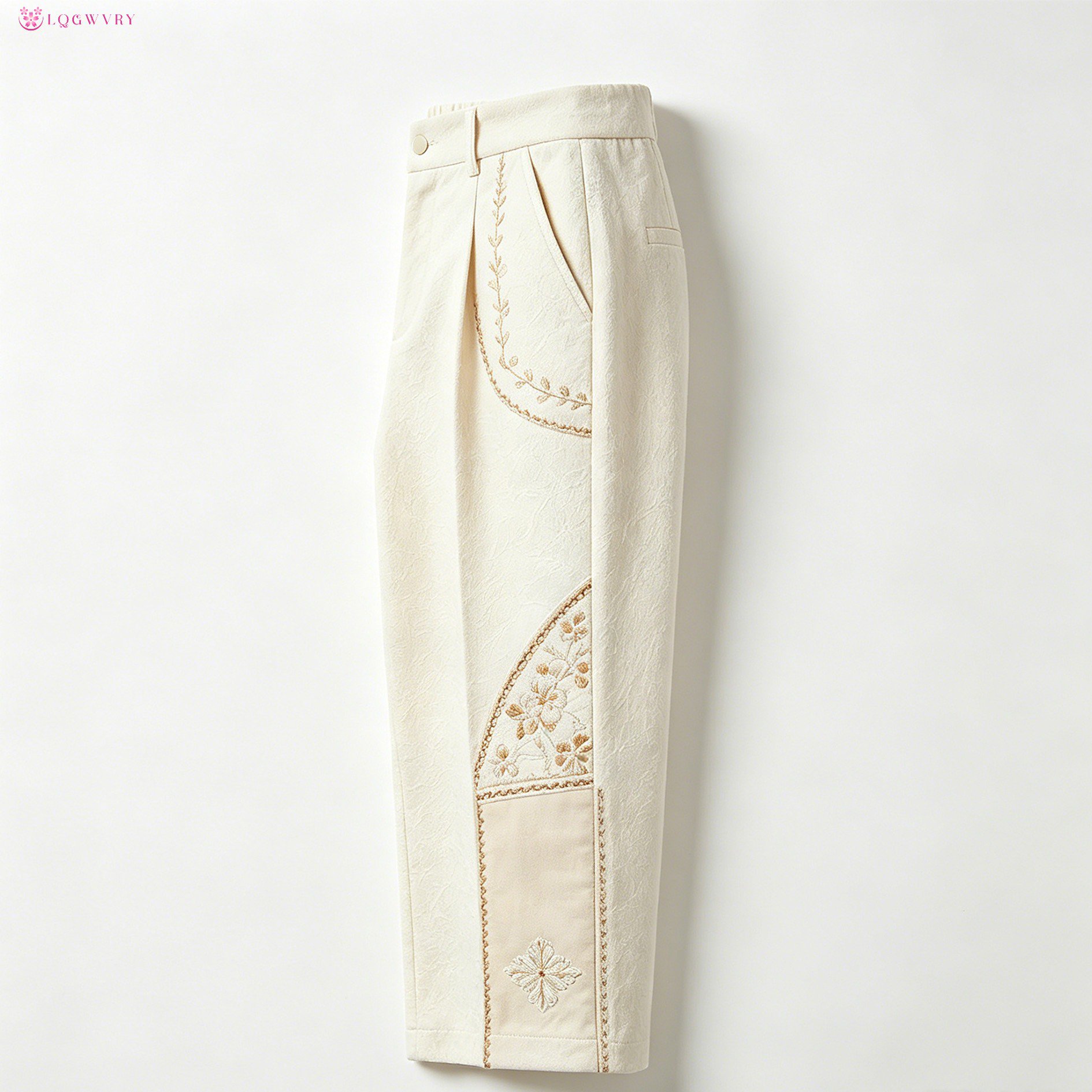 オフホワイトの刺繍入りストレートレッグパンツ