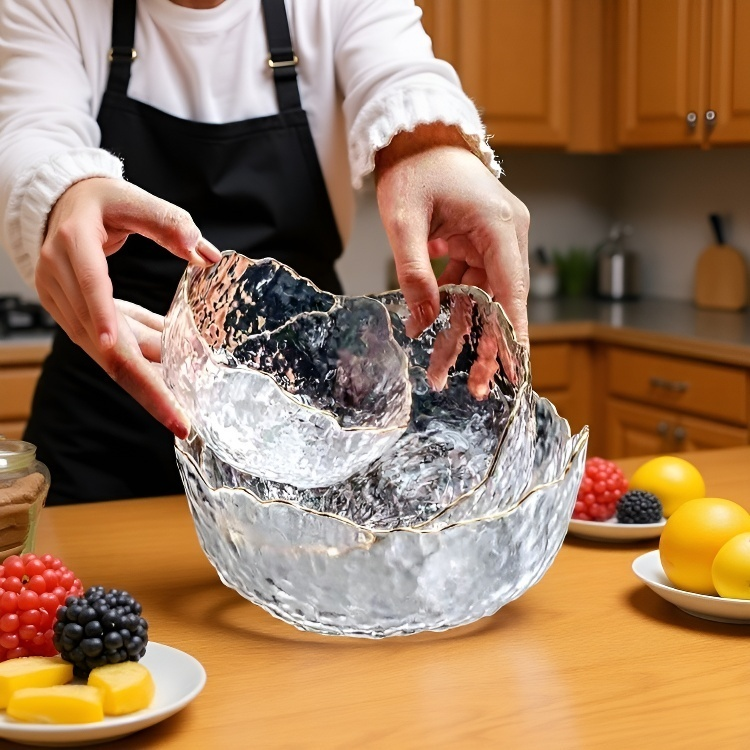 وعاء زجاجي شفاف مطروق بحافة ذهبية