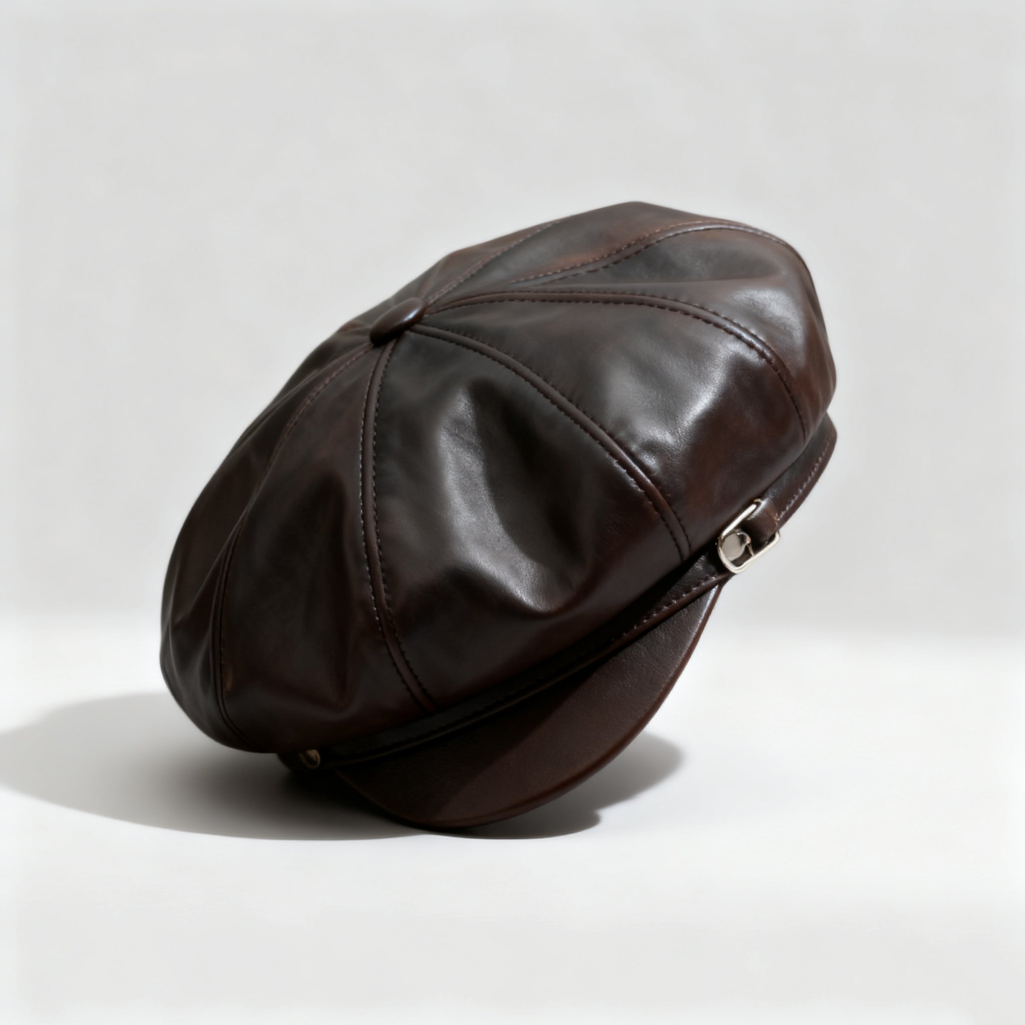 고급스러운 인조가죽 소재 모자 클로즈업