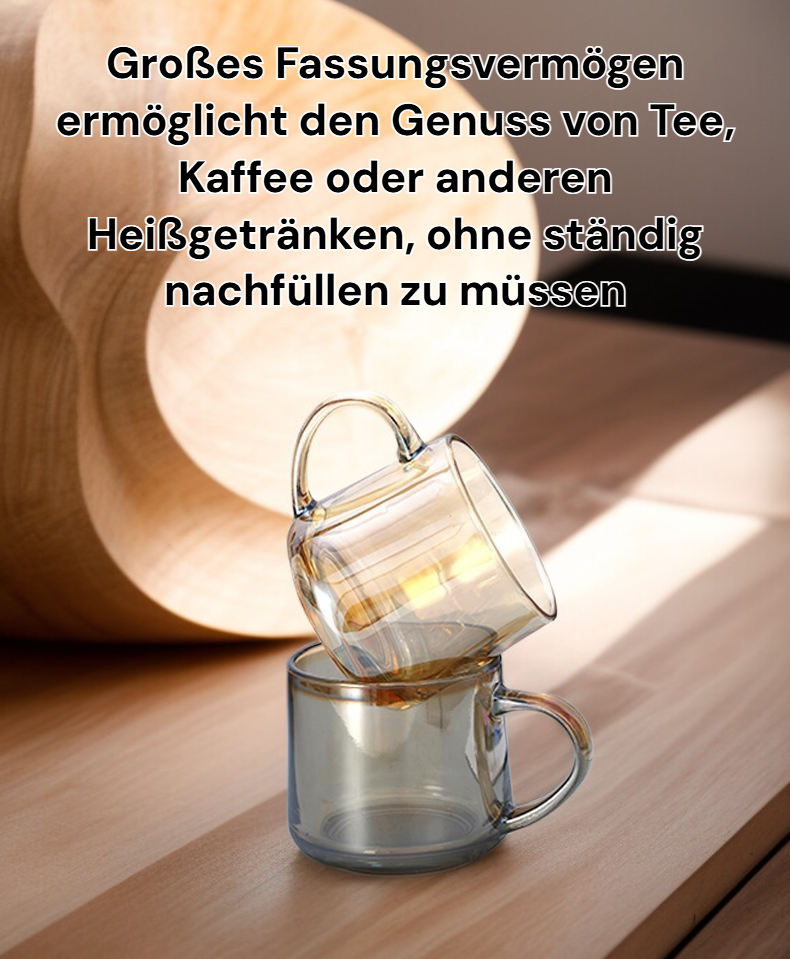 Stilvolle Teetasse mit Henkel gefüllt mit heißem Tee