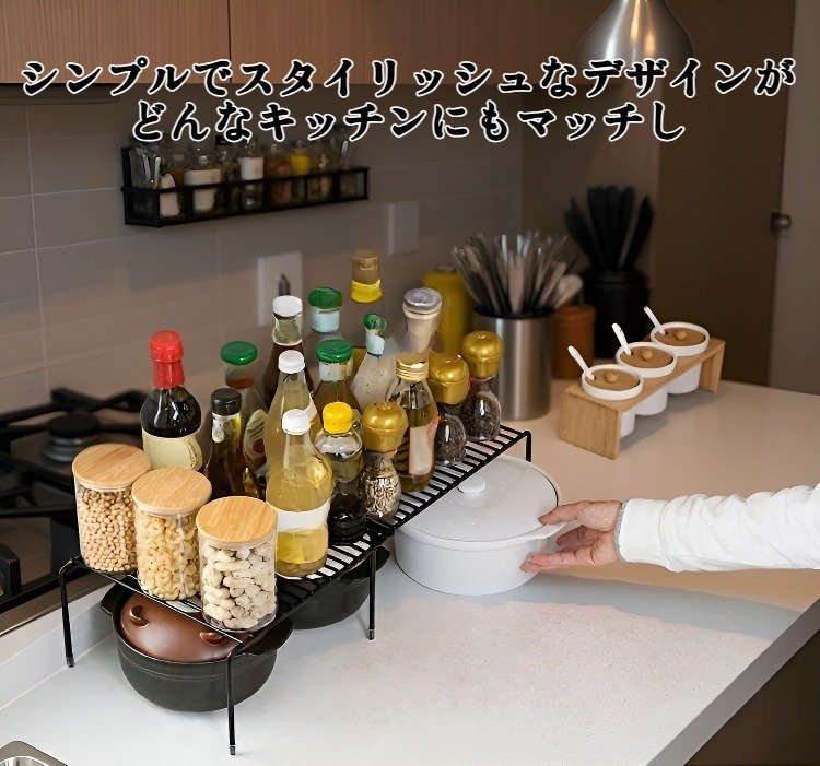 キッチンに設置された伸縮式ラックの使用例