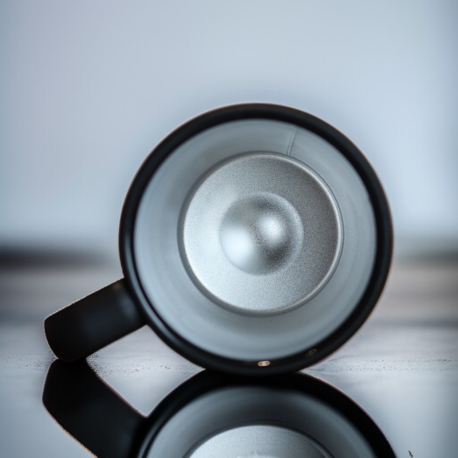 오피스 데스크 위 물컵