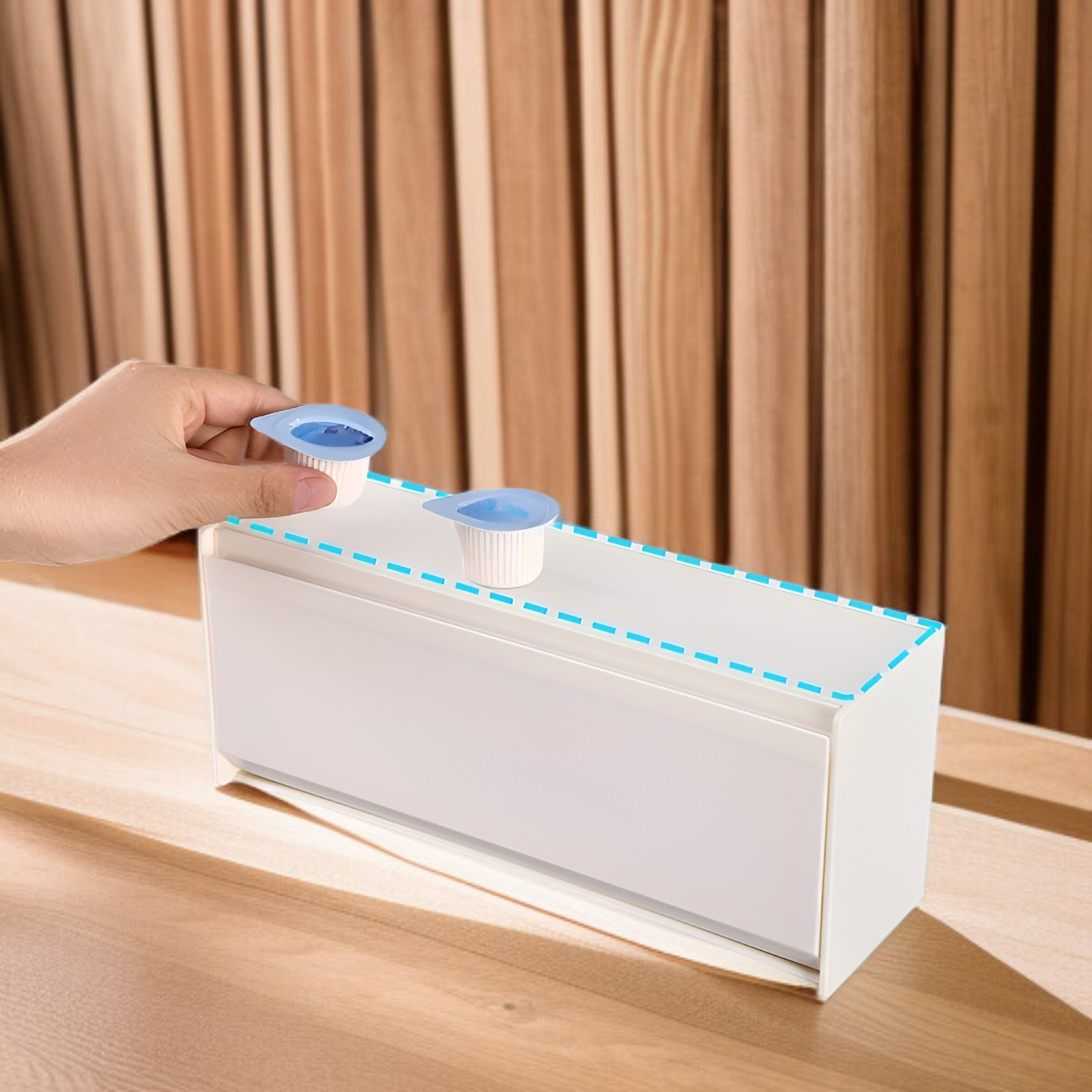 다양한 소형용품을 담은 냉장고 수납함