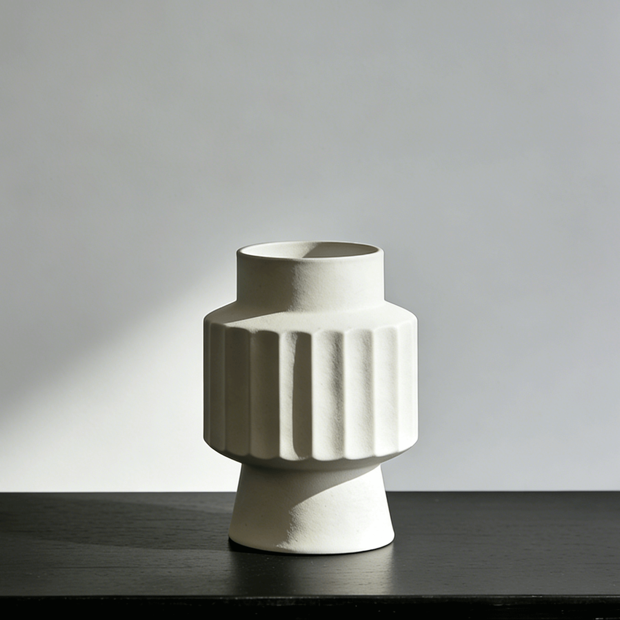 シンプルモダンな陶磁器の花瓶