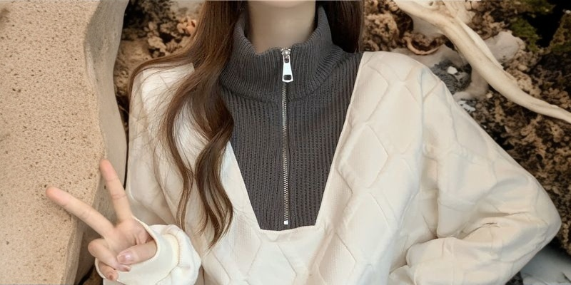 ユニセックスで着用可能なスウェットシャツ