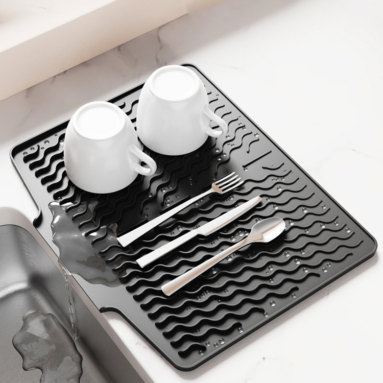 Alfombrilla de silicona para escurrir en la encimera de cocina