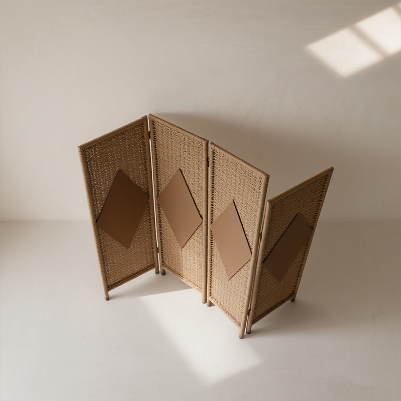 거실에 배치된 라탄 칸막이 인테리어 예시