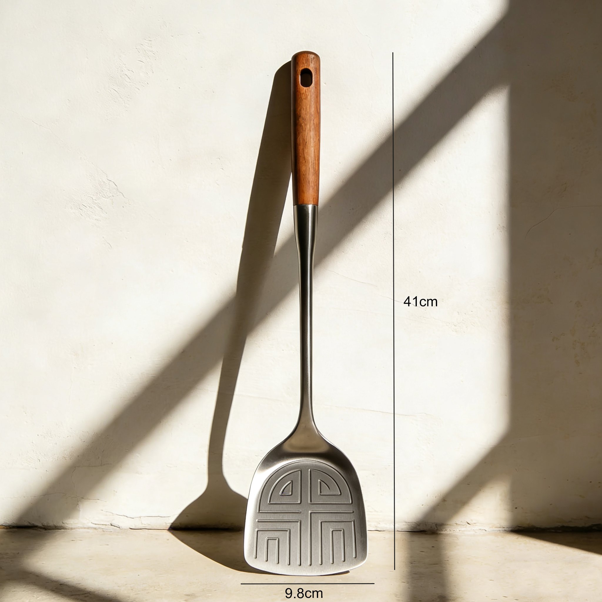 주방에서 사용 중인 조리용 뒤집개