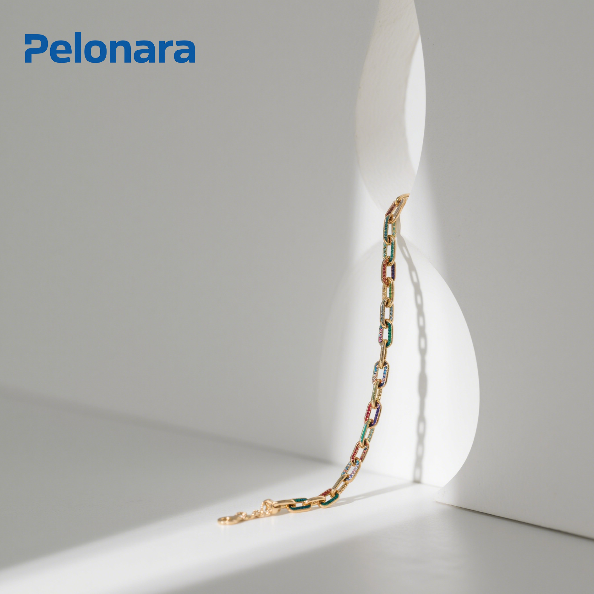 女生佩戴細款鏈條手鍊 小眾設計感穿搭