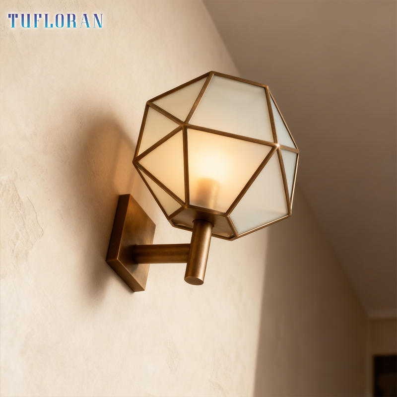 โคมไฟติดผนังดีไซน์หลายเหลี่ยม