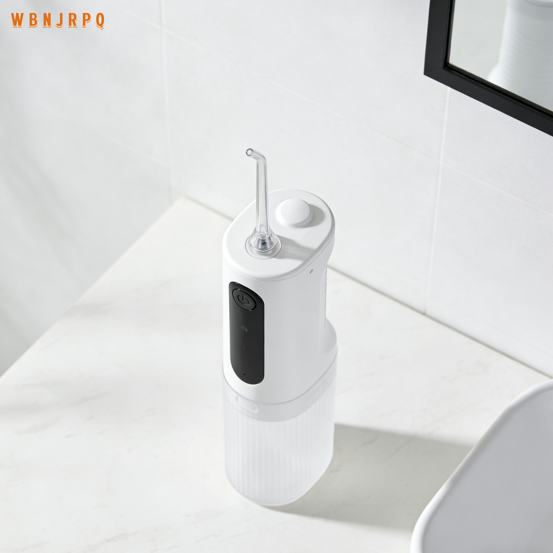 Mini irrigador bucal portátil en uso