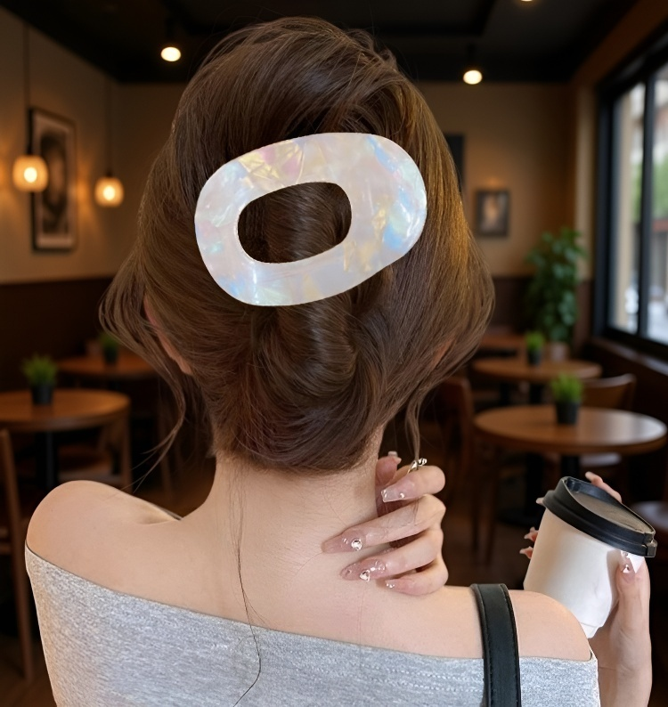 파티룩에 어울리는 헤어 클립