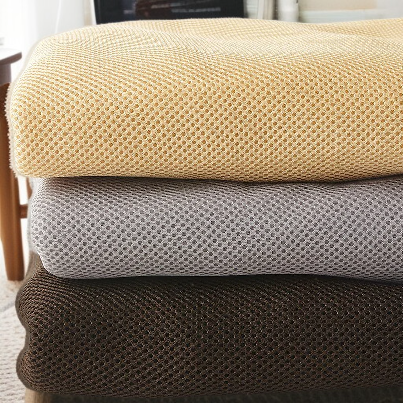 미니멀리즘 스타일의 플로어 체어