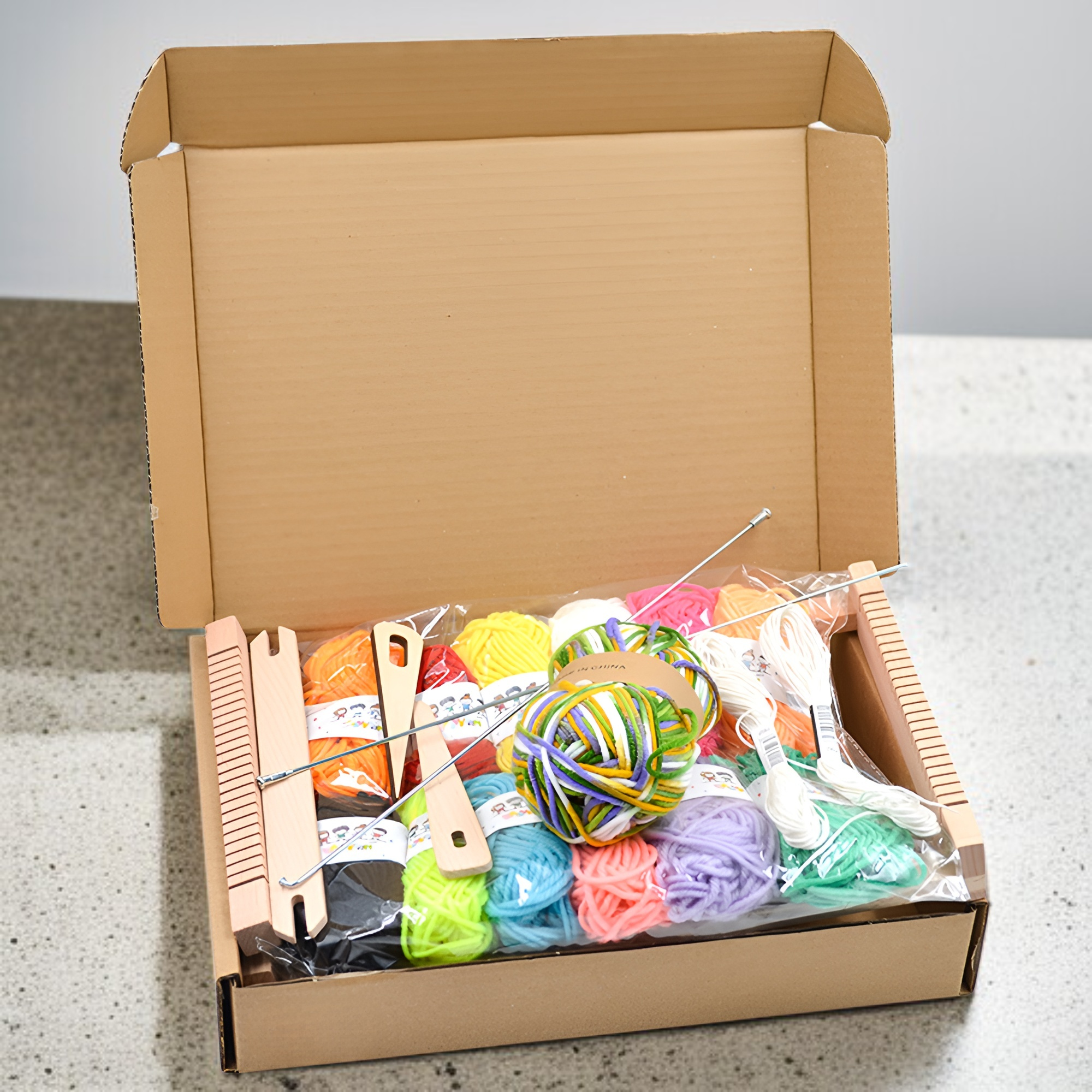 나무 직기와 함께한 어린이의 즐거운 표정