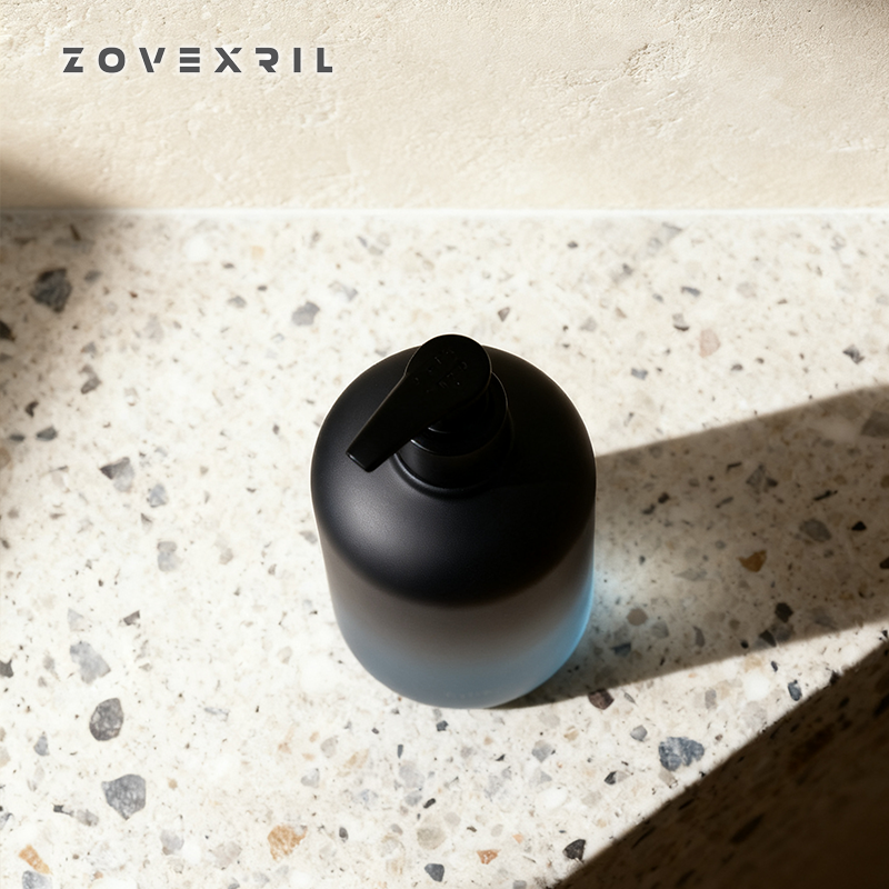 Textura parfémovaného exfoliačního sprchového gelu na pokožce