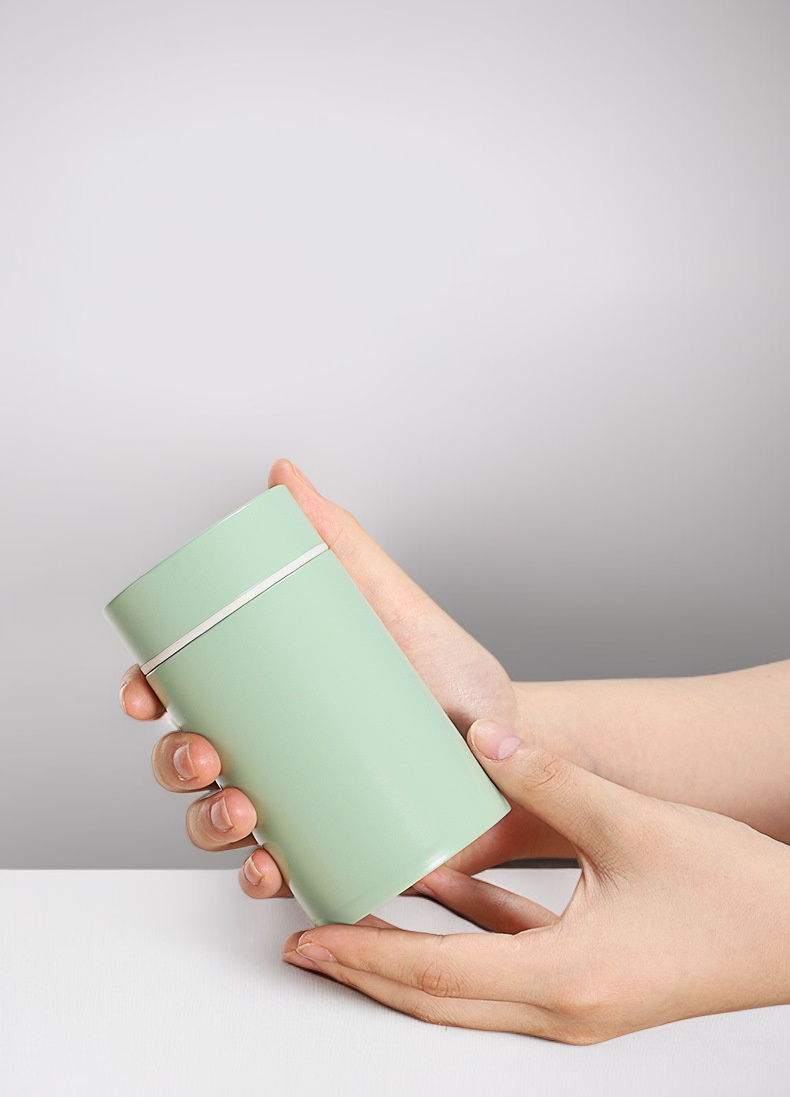 책상 위에 놓인 트레멜라 비커 보온컵