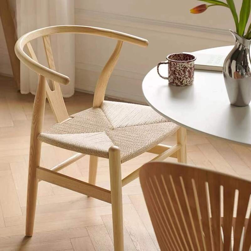 Chaise de repas nordique simple pour la maison avec accoudoirs et dossier, chaise en bois