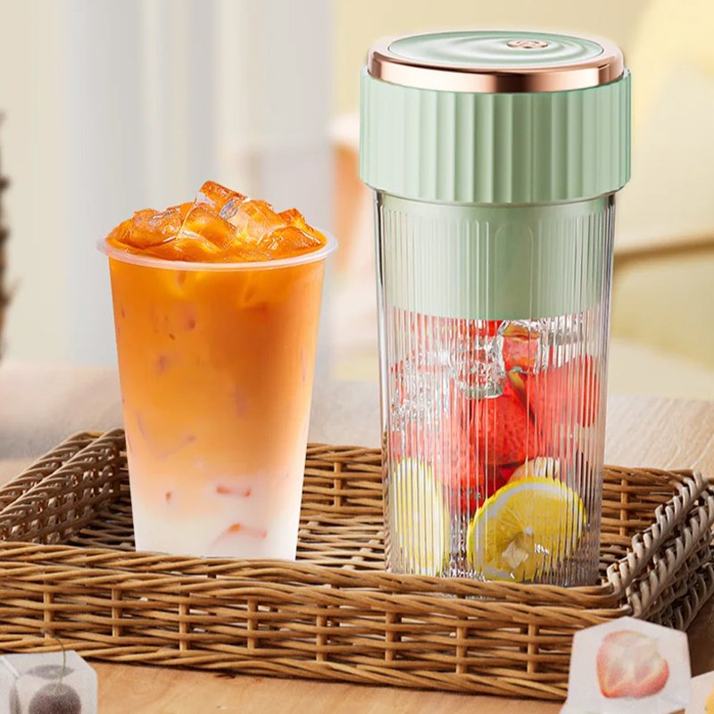 Portable juicing cup