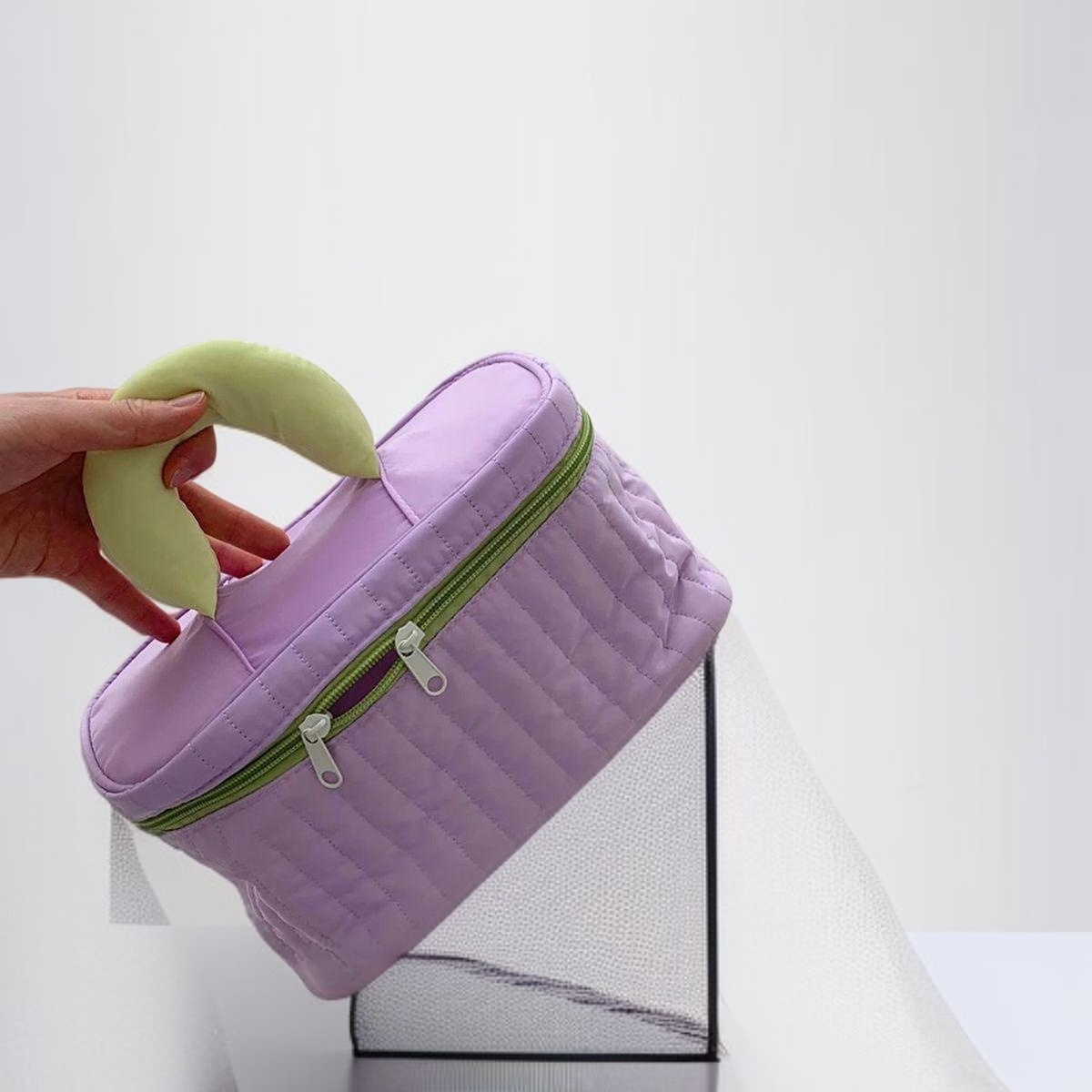 파우치 방수 기능 강조 이미지