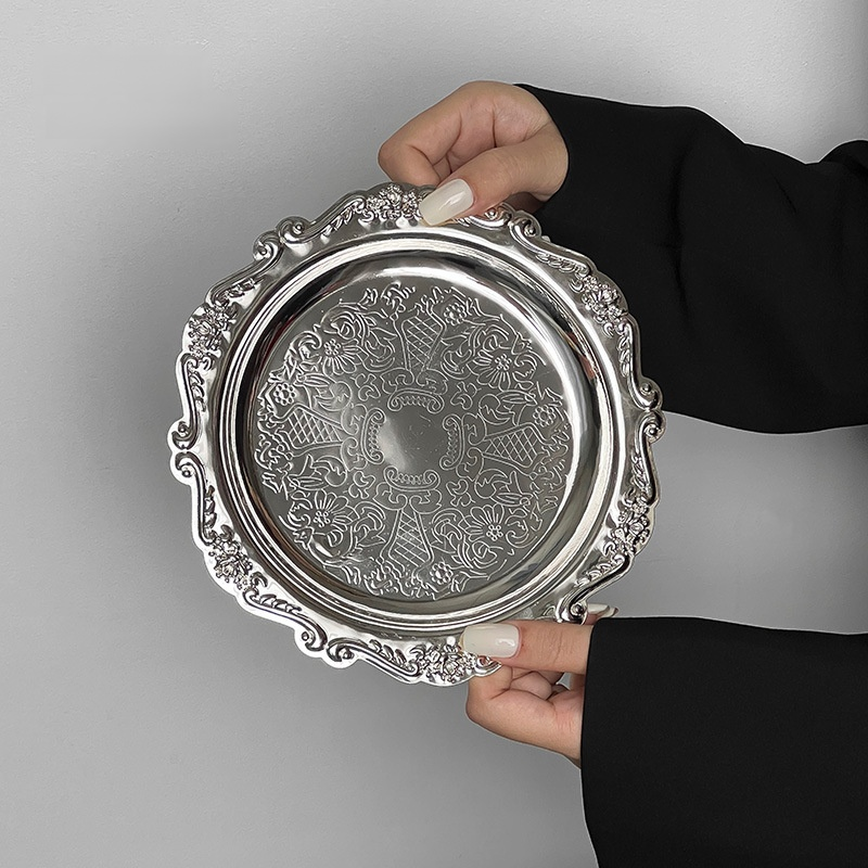 Petit plateau en métal sculpté rétro