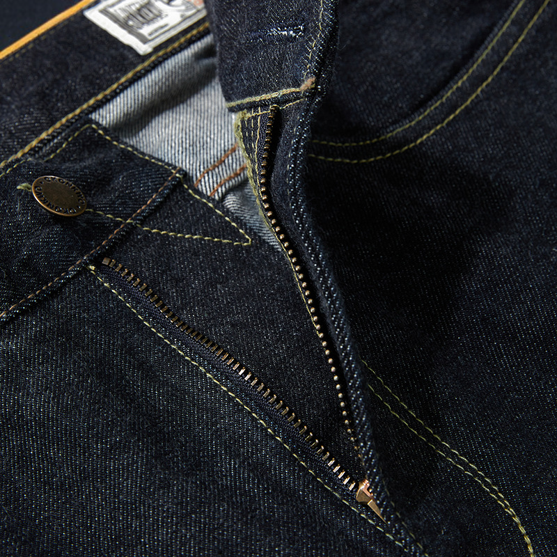 カジュアルコーデのスキニージーンズ