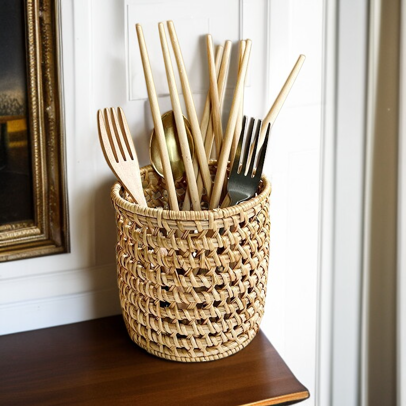 책상 위에 놓인 베트남 라탄 펜홀더 인테리어 소품