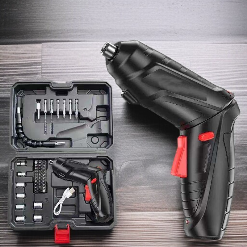 小型電動ドライバーで家具組み立て作業