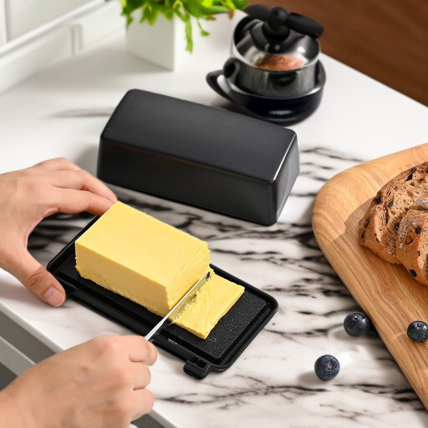 상자와 칼이 들어 있는 플라스틱 버터 상자