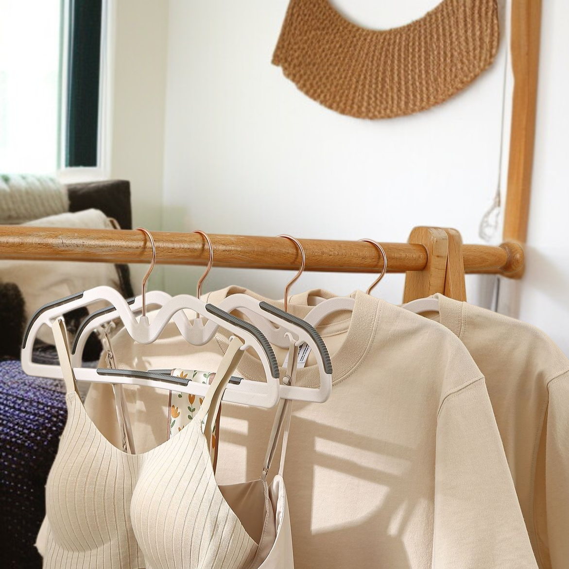 多機能ハンガー プラスチック製ワイドショルダーと厚手の服サポート 回転式ノンマーキングハンガー ウェット ドライハンガー