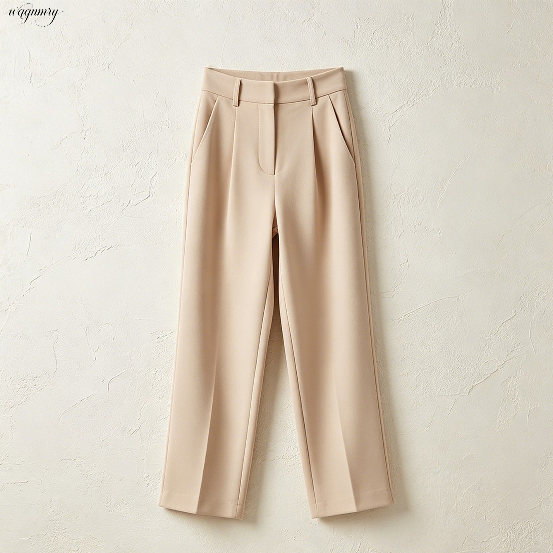 ストレートレッグのスーツパンツ