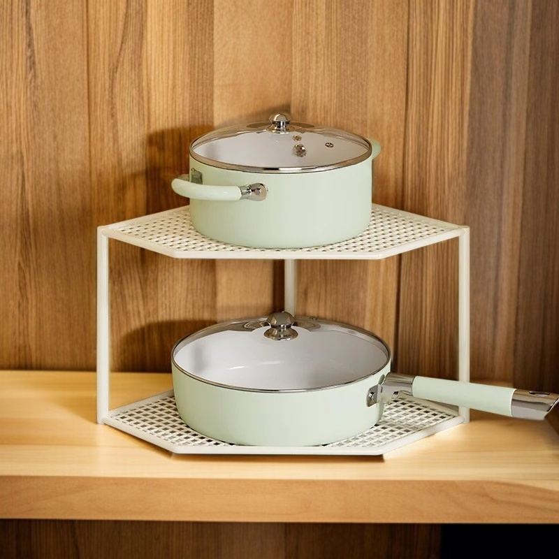 다양한 크기의 냄비를 보관하는 선반