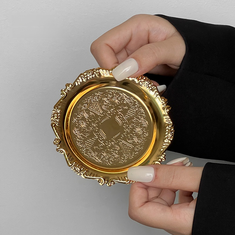 Petit plateau en métal sculpté rétro