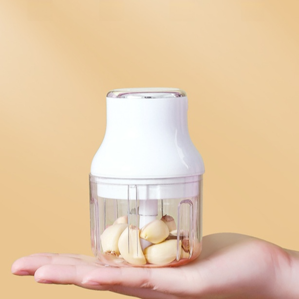 電動ニンニク押え器でニンニクのすりおろしを手軽に