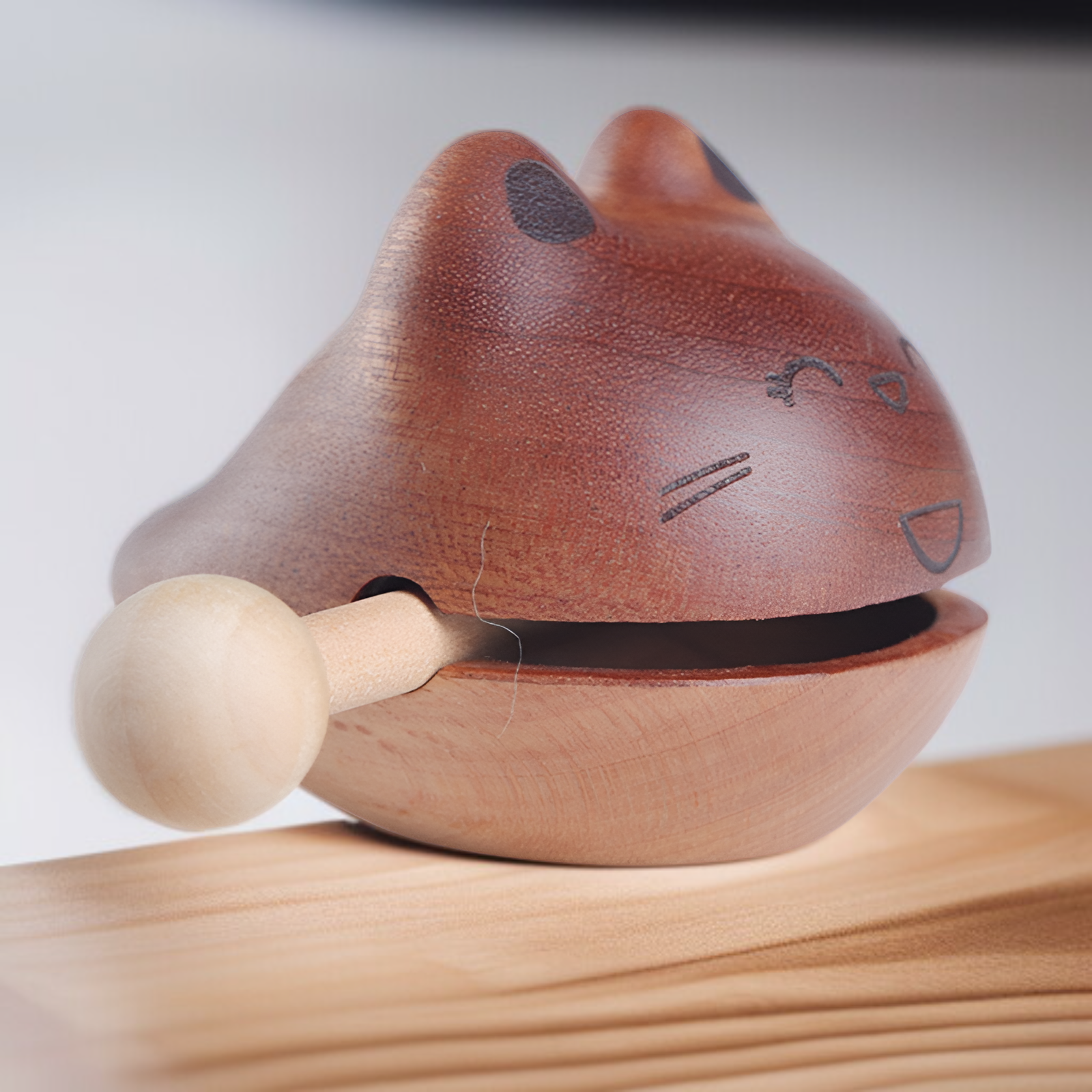 자연스러운 원목 질감의 물고기 장식품