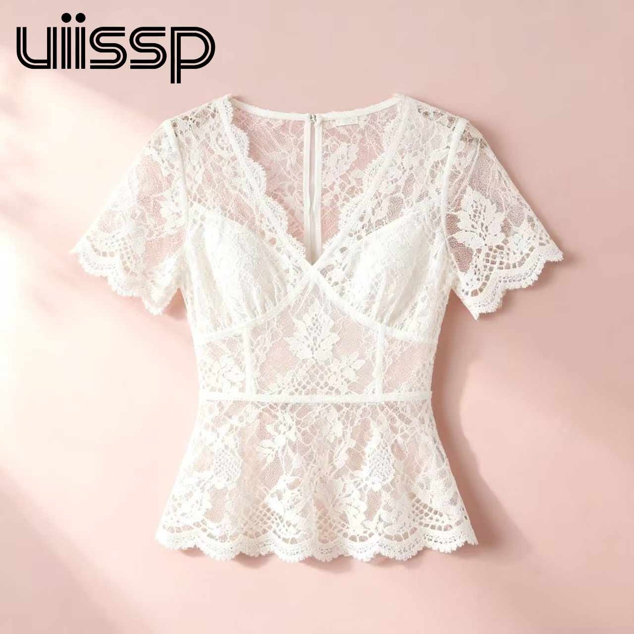 모델이 착용한 슬림핏 레이스 반팔 탑