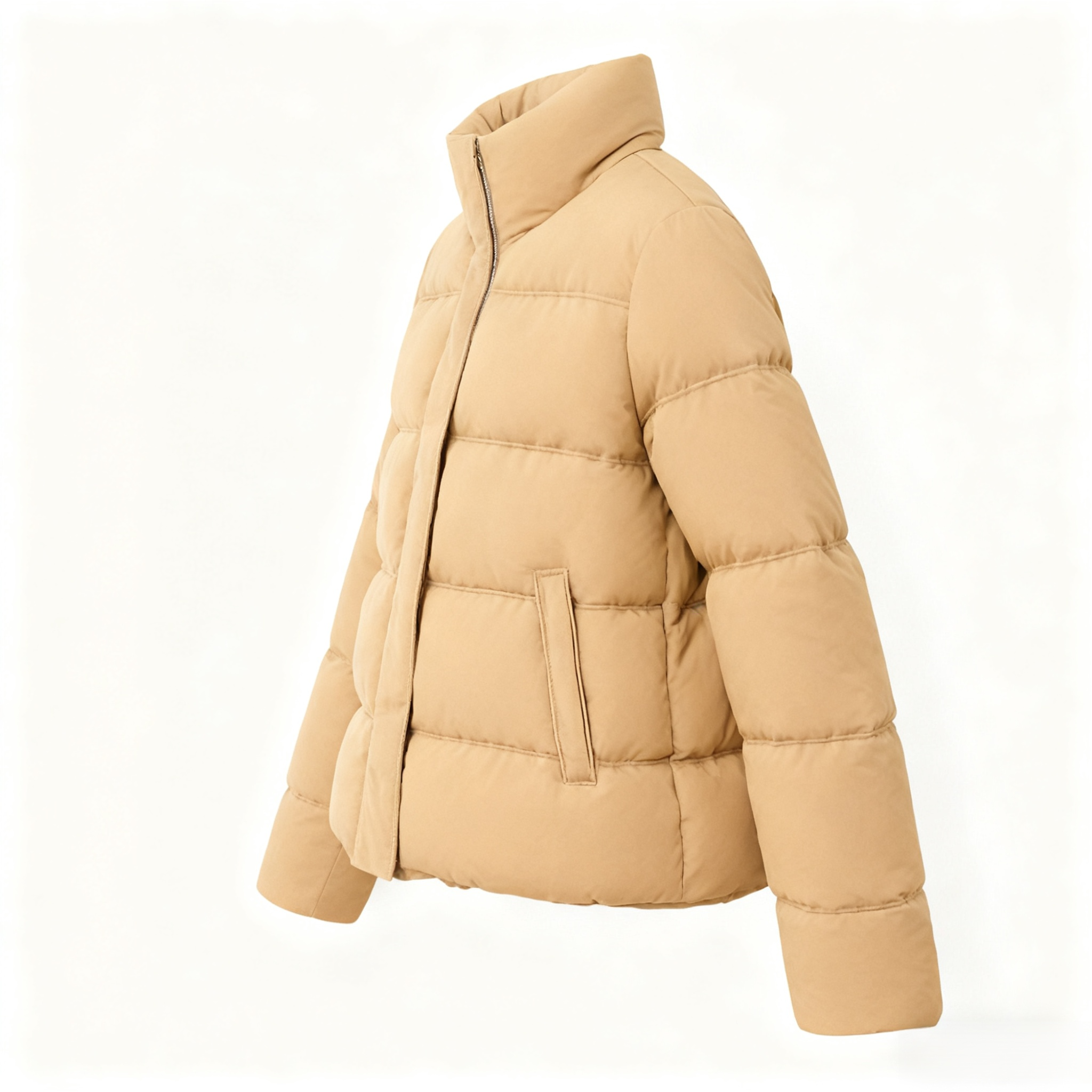 Details des beigen Daunenmantels