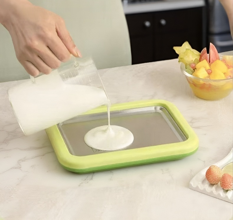 صانعة الزبادي المجمد الصغيرة مع زبادي طازج